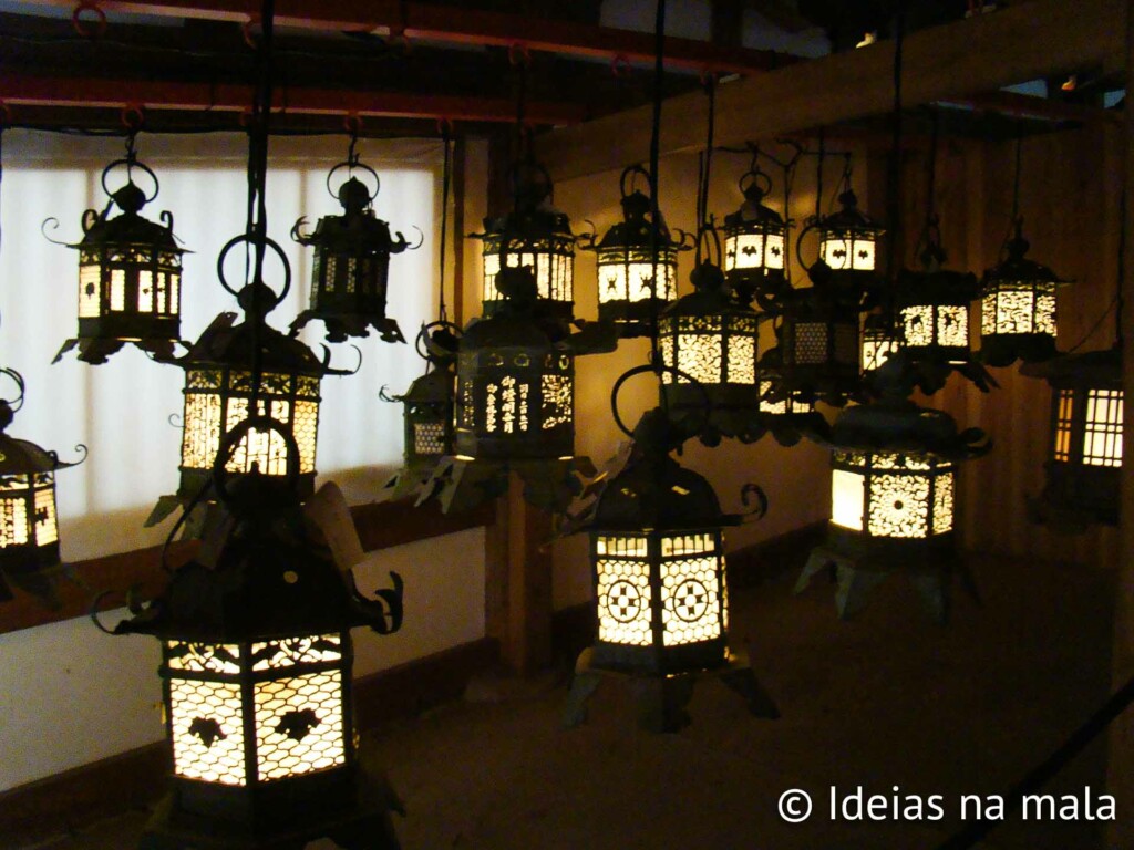 Lanternas iluminadas no Kasuga Taisha