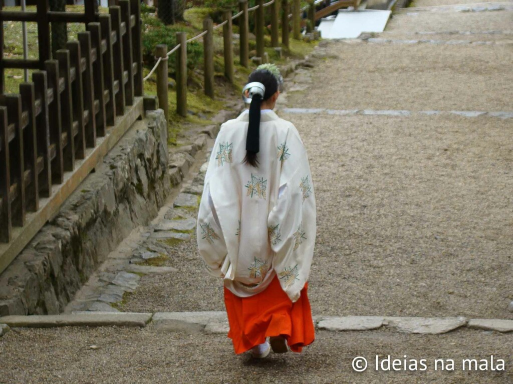 Miko San em um dos tempos de Nara no Japão