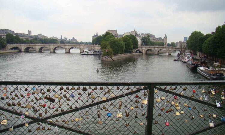 Pont des Arts cadeados mais famosos de Paris e Ile de la Cité ao fundo. O melhor de Paris.