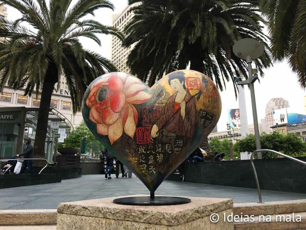 Corações gigantes na Union Square em San Francisco