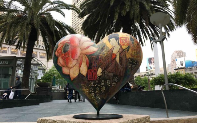 Corações gigantes na Union Square em San Francisco