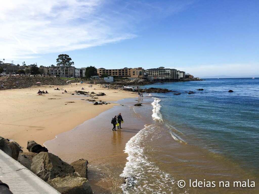 Praia na região de Cannery Row em Monterey