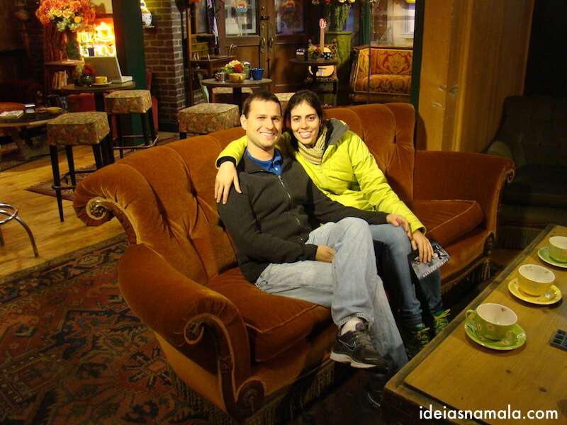 Sentados no Sofá dos Friends nos Estudios Warner Bros. Experiência incrível para fãs de Friends.