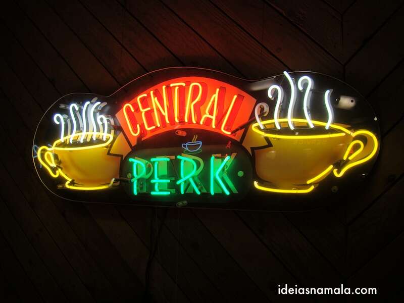 O set da última gravação de Friends: letreiro do Central Perk no Estúdio da Warner Bros.