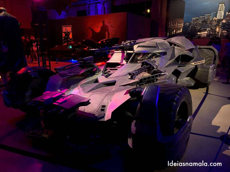 No Tour pelos estúdios da Warner você vai ver a coleção incrível de carro no museu feito para eles.
