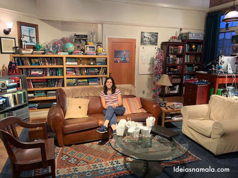 Warner Bros Studio Tour passa pelo set de Big Bang Theory. Quem arriscar sentar no lugar de Sheldon?