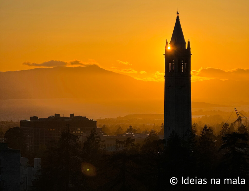 Sather Tower no pôr do sol em Berkeley