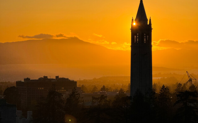 Sather Tower no pôr do sol em Berkeley