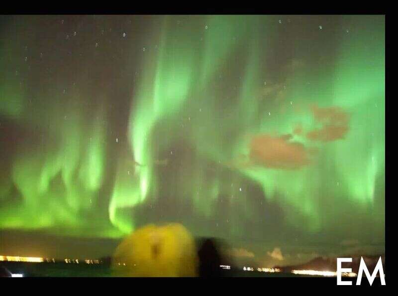 Auroras boreais vermelhas dão show nos céus da Europa e América; vídeo