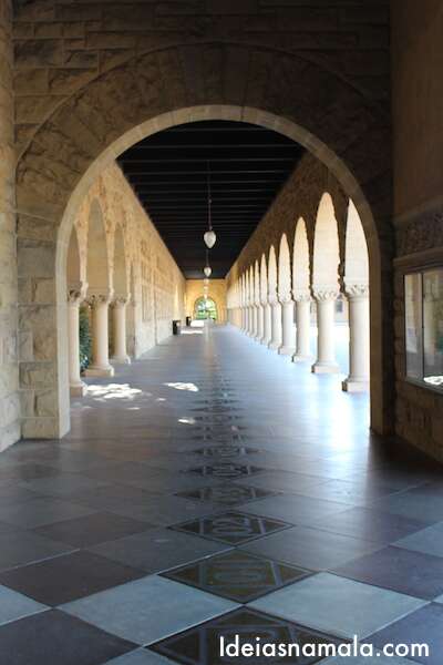 Arcos no Memorial Court em Stanford