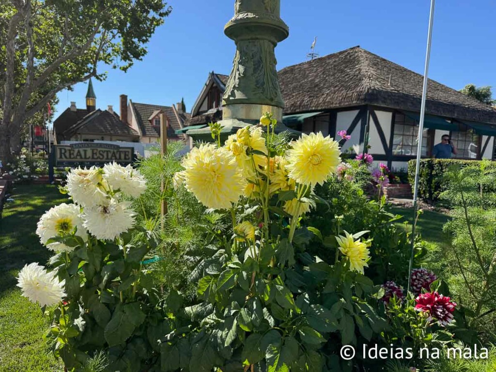 Ruas floridas em Solvang, Califórnia