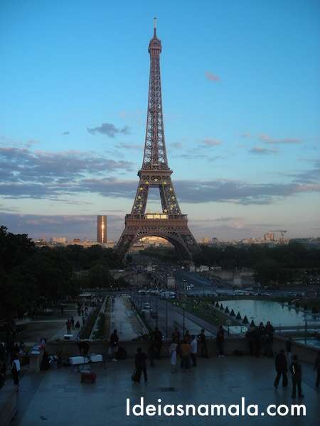 Vista da Torre Eiffel, Paris, dos jardins do Trocadero. Ótimo ângulo para fotografar da dama de ferro.