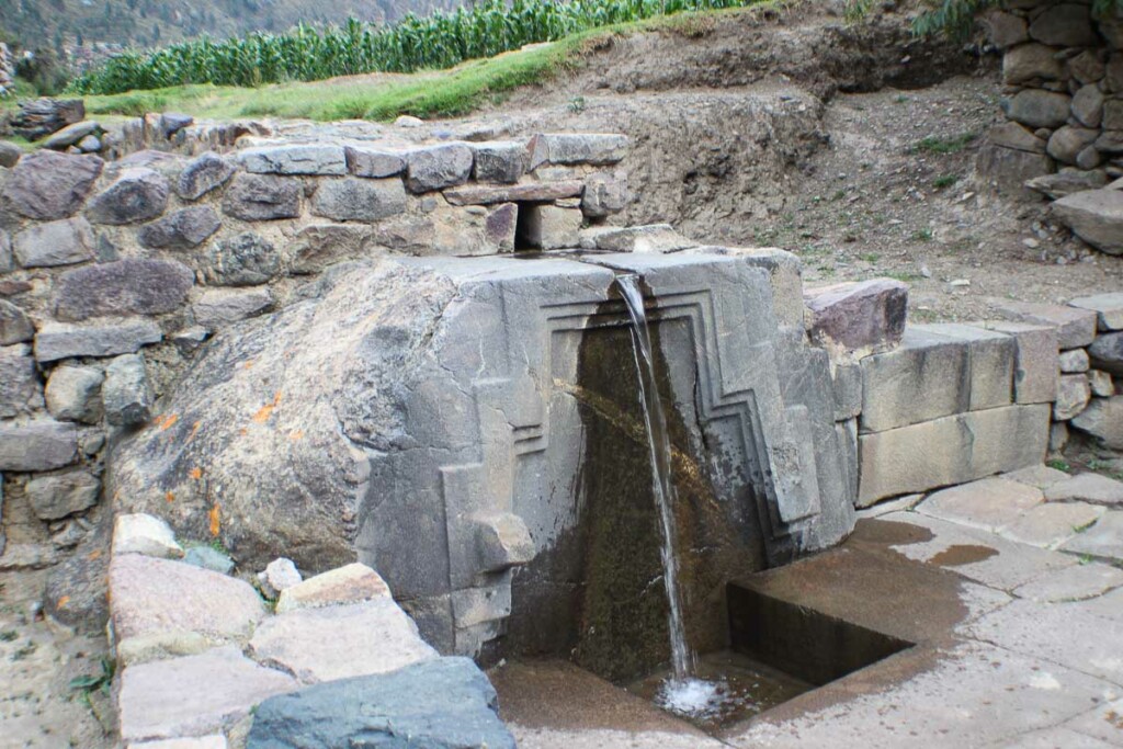 Fonte Inca na fortaleza de Ollantaytambo