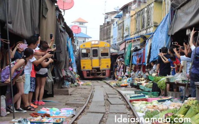 Mercado de Maeklong um dos passeios do roteiro de Bangkok