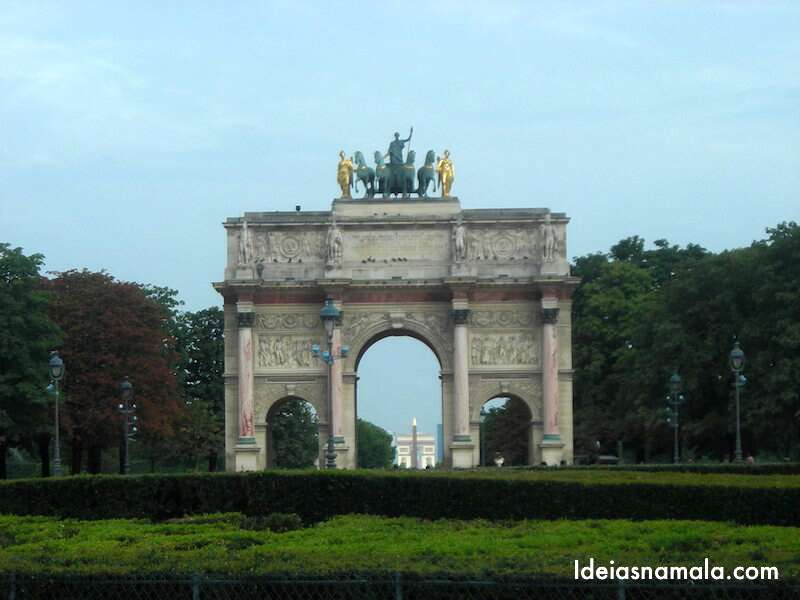 Segundo arco do Triunfo em Paris: o de Napoleão fica ao lado do jardin de Tuileries