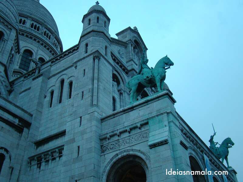 Fachada da Igreja de Montmartre: passeio legal em Paris.