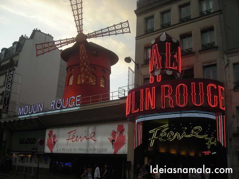 Moulin Rouge vale a foto com a fachada pois é muito famoso. Se conseguir, assista a um show.