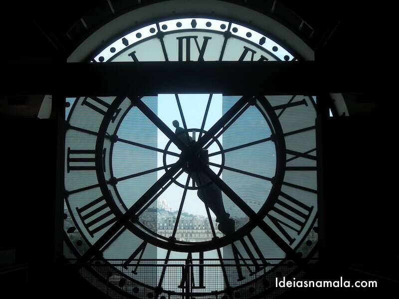 Museu d'Orsay e seu relógio visto de dentro. Inclua o d'Orsay no seu roteiro de 2 dias em Paris.
