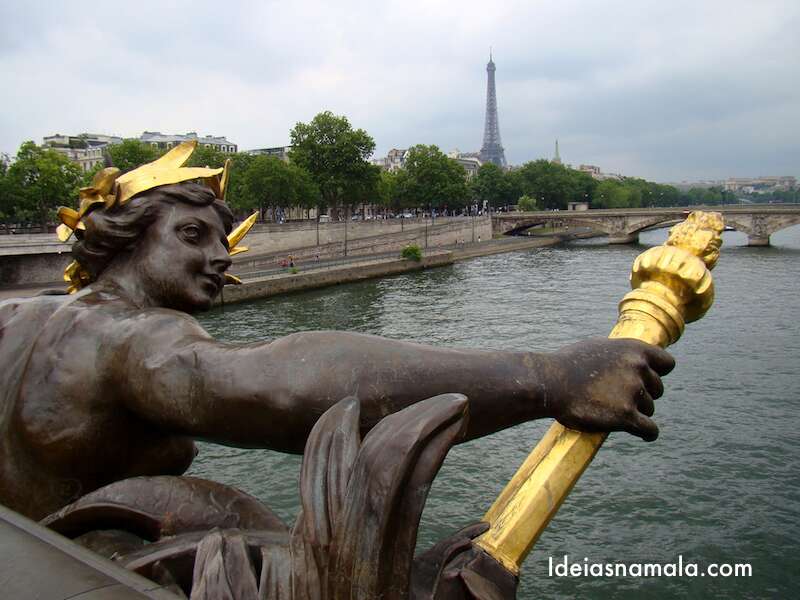 Ponte Alexandre III: detalhes em dourado e Torre Eiffel ao fundo.  Vale a parada para foto.