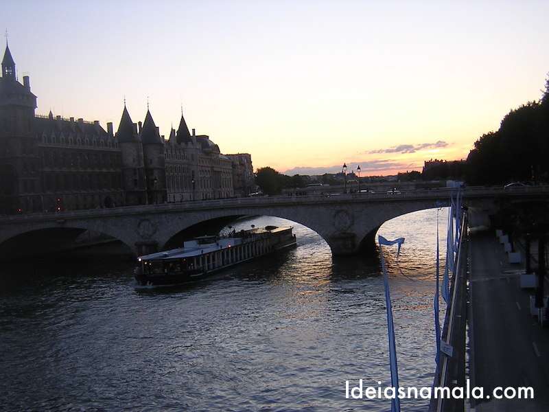 O melhor de Paris em um roteiro de 2dias. Conciergerie nas bordas no Rio Sena.