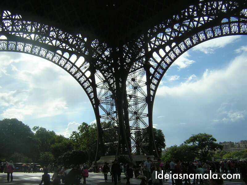 Roteiro: o melhor de Paris em 2 dias. Torre Eiffel vista de baixo.