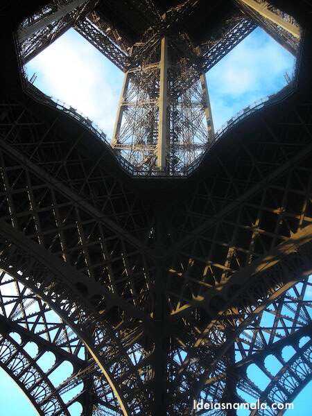 Torre Eiffel vista de baixo. Dica: fotografe a Torre de todos os ângulos