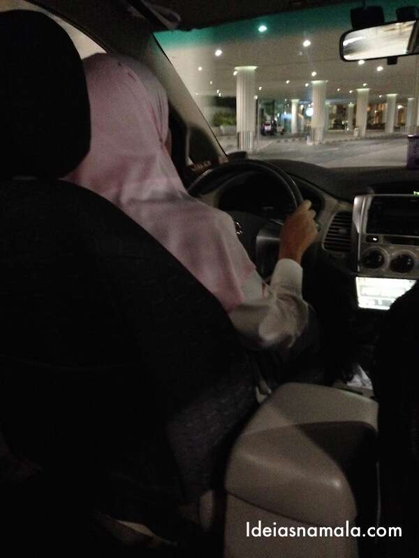 Taxista mulher em Dubai