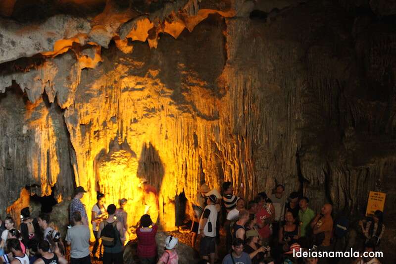 Caverna hiper lotada em Halong Bay