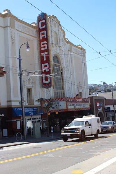 Teatro do Castro, um dos prédios mais lindos da região fica na frente da praça Harvey Milk