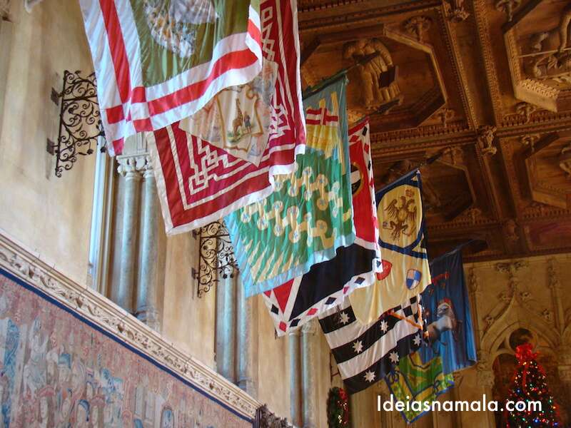 Detalhe: bandeiras medievais no teto