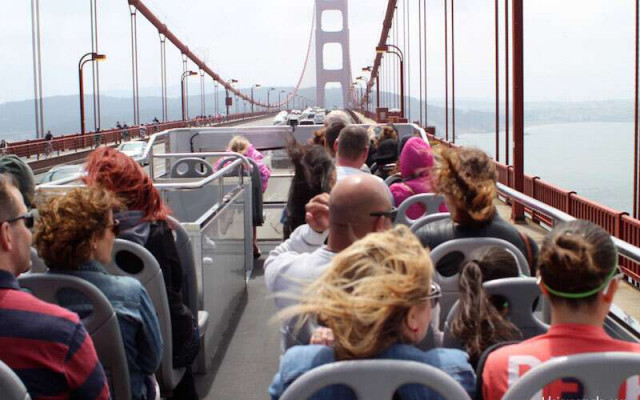 Ônibus turistico na Golden Gate Bridge