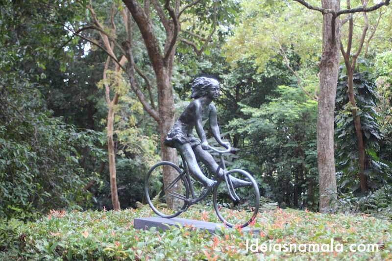 Estátua: menina de bicicleta - Jardim Botânico de Cingapura