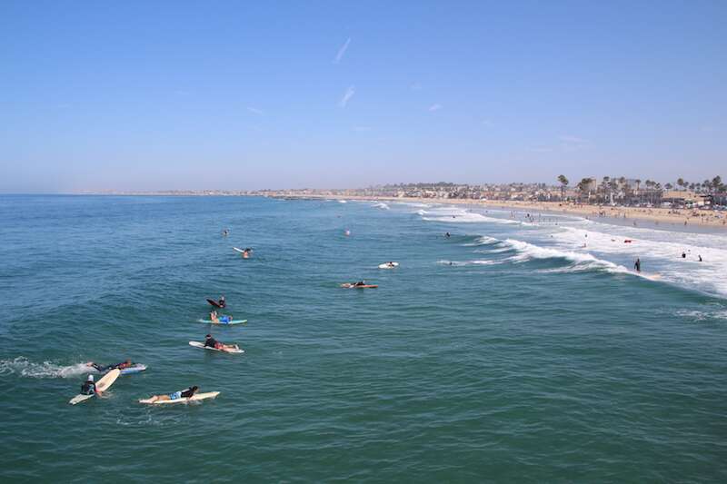 Surfistas em Newport Beach Califórnia