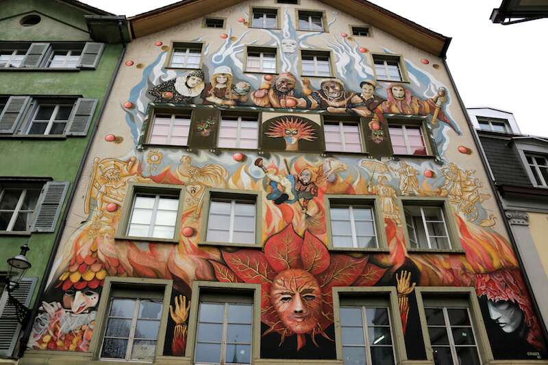 Pintura no centro de Lucerna. Essa conta a história de Fritschi e a passagem das estações do ano na cidade