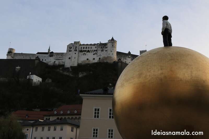 Peça de arte moderno do escultor Stephan Balkenhol em Salzburgo na Áustria 