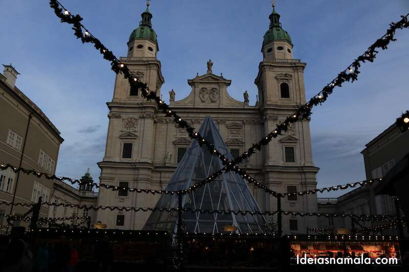 Catedral de Salzburgo vista de fora decorada com luzes natalinas na Áustria 