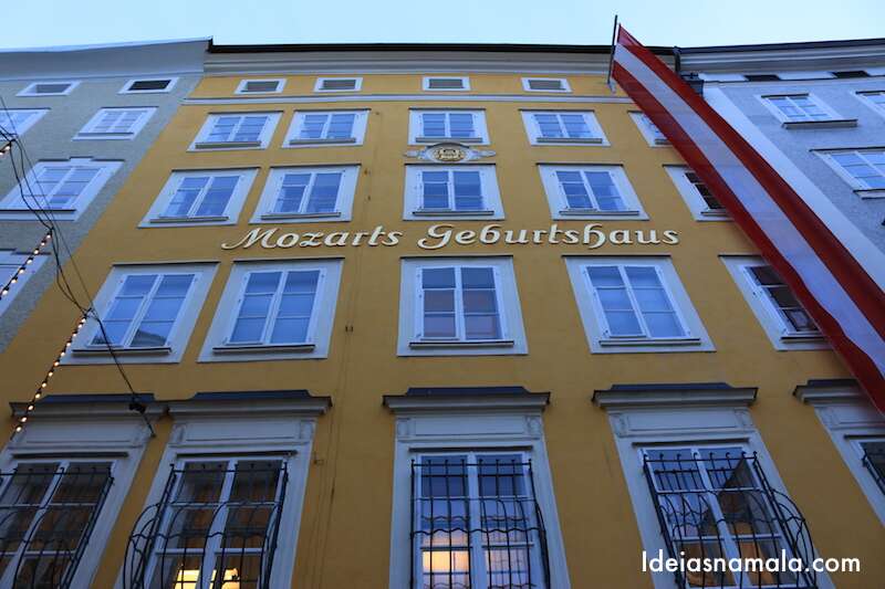 Fachada da casa onde Mozart nasceu em Salzburgo na Áustria 