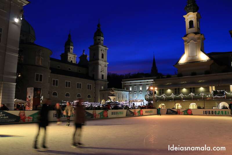 Vista de uma praça decorada com luzes natalinas em  Salzburgo na Áustria. 