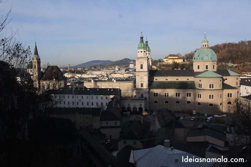 Catedral e Igreja dos Franciscanos vista do alto da Fortaleza de Hohensalzburg em Salzburgo, Áustria 