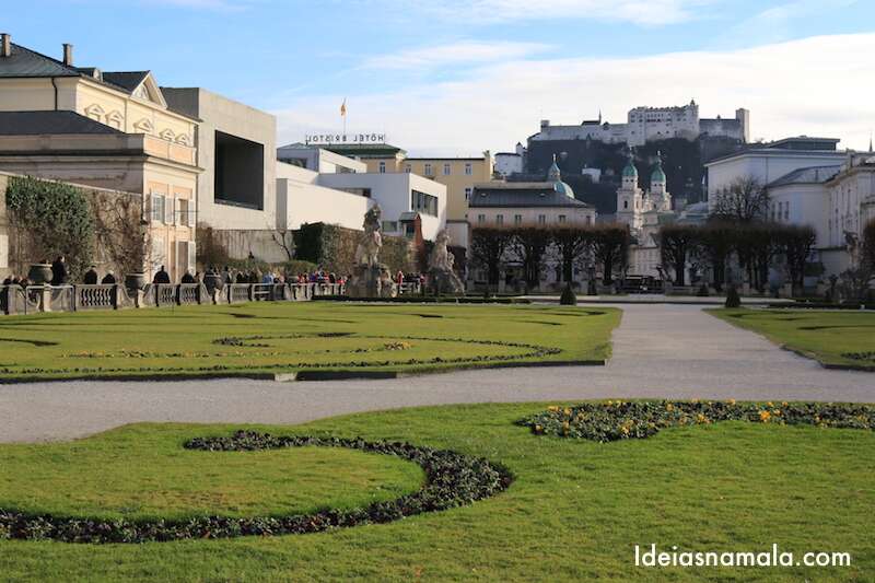 Fortaleza do Palácio de Mirabell vista dos jardins em Salzburgo  na Áustria 