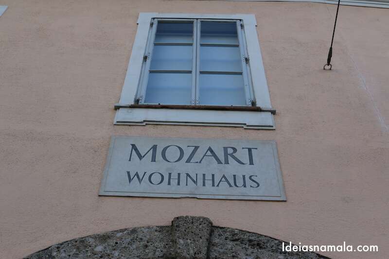 Fachada da segunda casa de Mozart, conhecida como Mozart Residence em Salzburgo na Áustria. 
