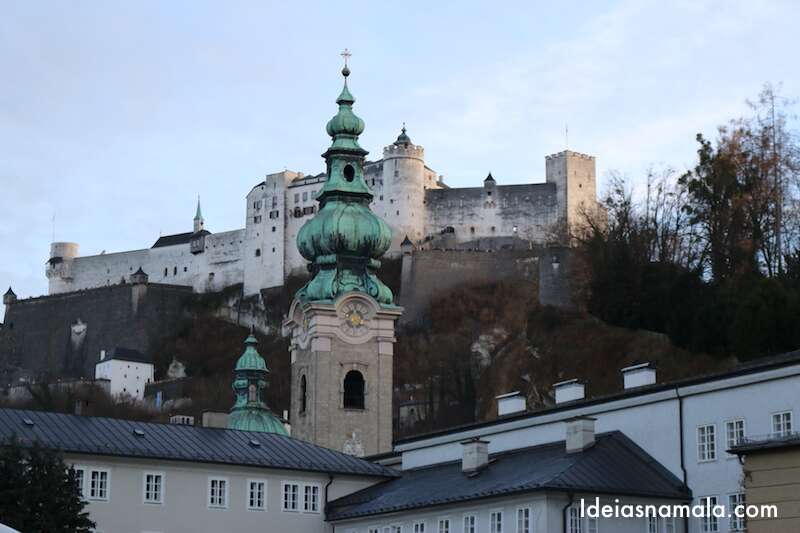 Fortaleza de Hohensalzburg vista da Mozart Platz em Salzburgo, Áustria  