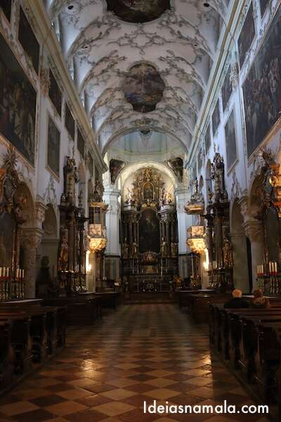 Vista de dentro da Igreja dos Franciscanos em Salzburgo na Áustria