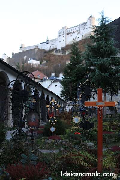 Cemitério da Igreja de São Pedro com placas ornamentadas em Salzburgo na Áustria 