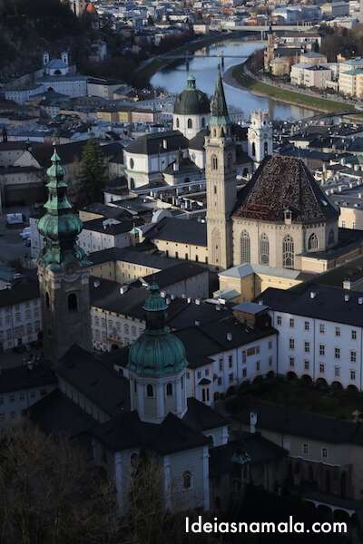 Centro de Salzburgo visto do alto da Fortaleza de Hohensalzburg, na cidade de Salzburgo na Áustria 