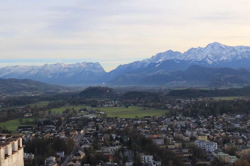 Vista do alto da torre da Fortaleza de Hohensalzburg em o que fazer em Salzburgo na Áustria