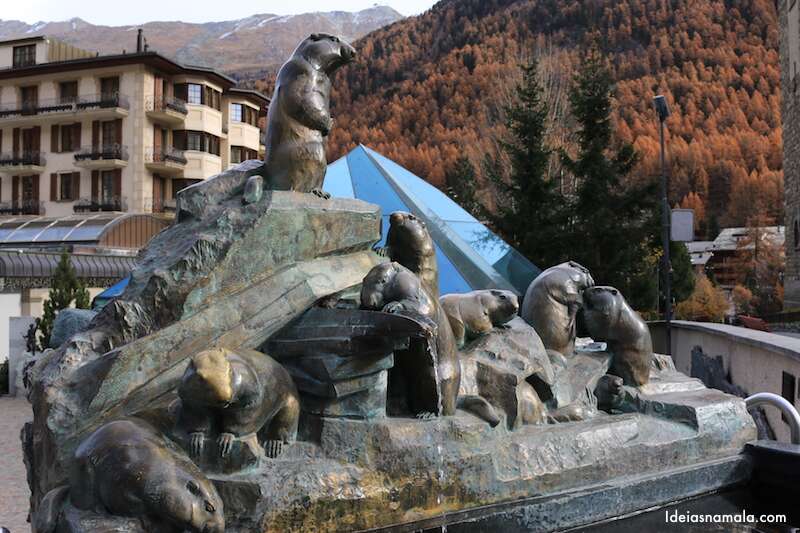 Fonte das marmotas no centro de Zermatt
