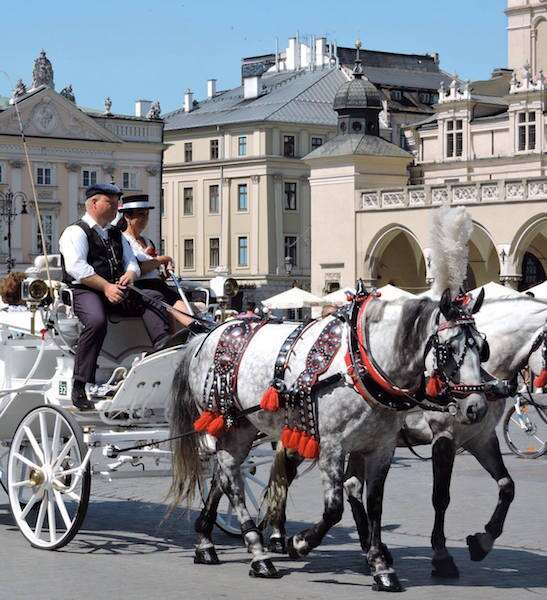 Opção legal para conhecer Cracóvia: passeio de charrete no centro da cidade