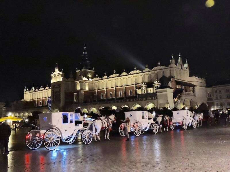 Luzes da cidade de Cracóvia à noite: dicas de viagem para a Polônia