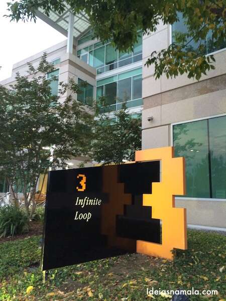 Placa na entrada do Infinite Loop, o HQ da Apple no Vale do Silício.